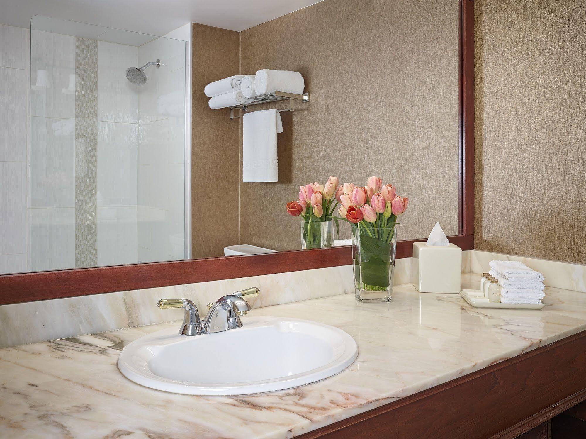 Varscona Hotel On Whyte Edmonton Bagian luar foto
